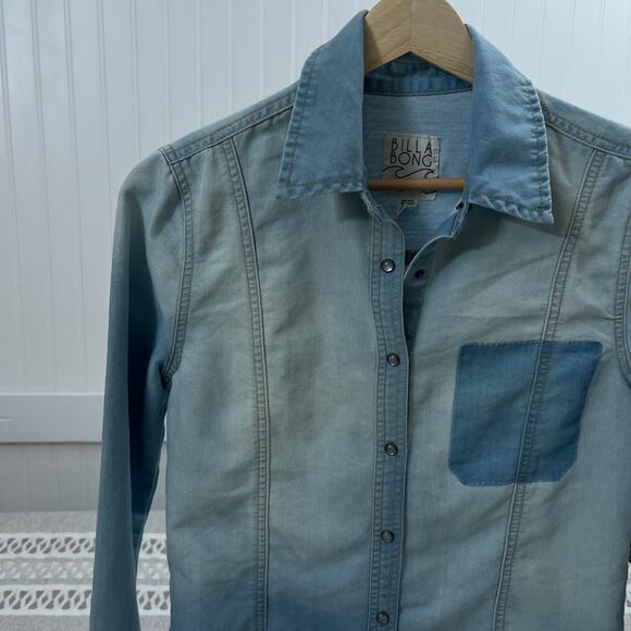Billabong Blue Ombre Chambray Button Up Shirt Frayed Hem Long Sleeve Women's S - Picture 1 of 10